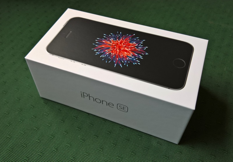 Apple iPhone SE unboxing and first impressions