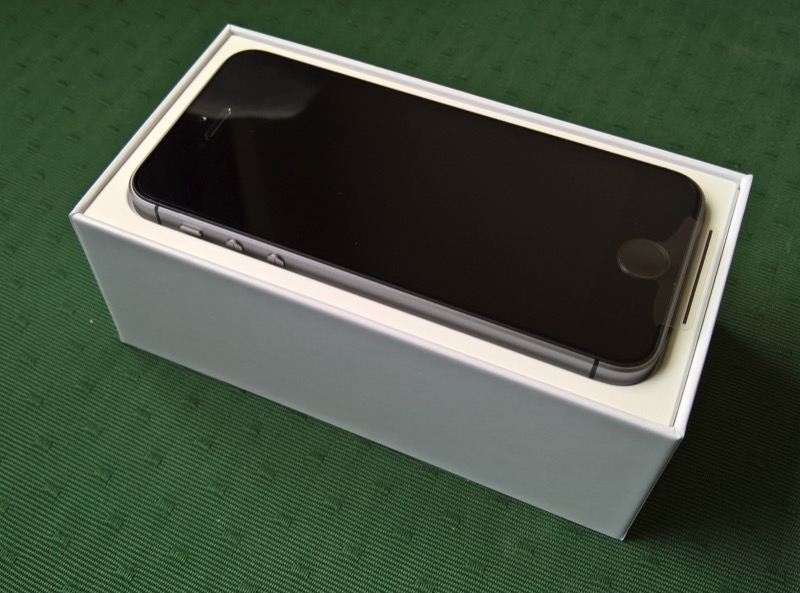 Apple iPhone SE unboxing and first impressions