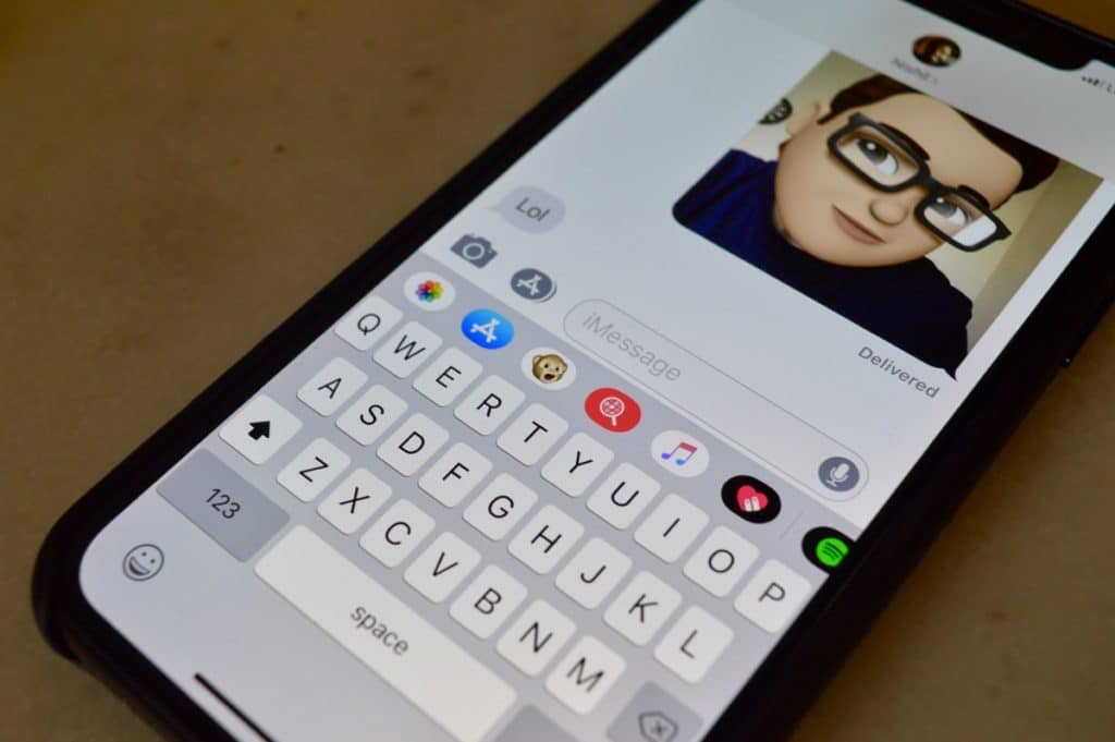 iOS 12 Messages App Drawer in Keyboard